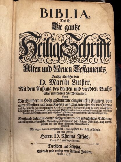 <b>Ittig [Ed.], Thomas und Martin [Übers.] Luther.</b><br />Biblia, Das ist Die gantze Heilige Schrifft, Alten und Neuen Testaments : Teutsch übersetzet von Martin Luther ; Mit dem Anhang des dritten und vierdten Buchs Esrä, und dritten derer Maccabäer, Nebst Vierhundert in Holtz geschnittene eingedruckte Figuren ... So ist auch diese Edition mit nöthigen Summarien und nützlicher Erklärung jedes Capitels, ordentlicher Anweisung zu Sonn- und Fest-tägigem Gebrauch, auch durchgehends mit sehr vielen Mariginal-Concordantien vermehret; Mit Approbation der hochlöbl. Theologischen Facultät zu Leipzig, und einer Vorrede Herrn D. Thomä Ittigs, Theol. P. P. und Supperintend. – Bild 2