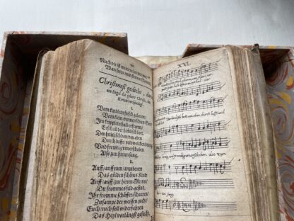 <p class="headtitle">Trutz Nachtigall im ersten Abdruck der ersten Ausgabe mit 24 Notenkupfern  aus der Familie von Spee.</p><b>Spee von Langenfeld, Friedrich.</b><br />Trutz Nachtigal, oder Geistlichs- Poetisch Lust-Waldlein, Deßgleichen noch nie zuvor in Teutscher sprach gesehen. Durch Den Ehrw: P. FRIDERICUM SPEE; Priestern der Gesellschaft JESU, Jetzo nach vieler Wunsch vnd langem anhlaten zum erstmahl in Truck verfertigt. – Bild 2