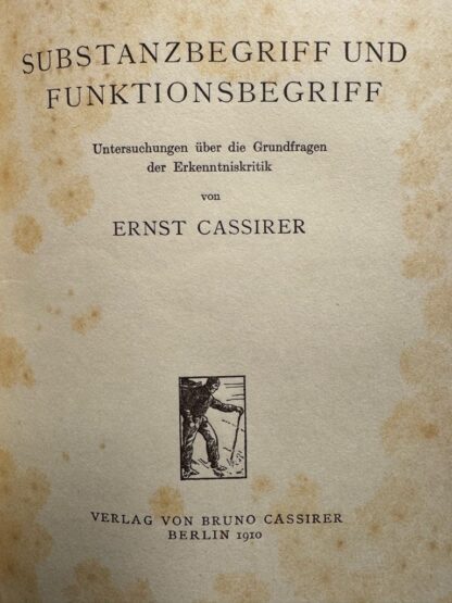 <p class="headtitle">Cassirers erste selbständige Veröffentlichung mit dem ExLibris von Jakob Klatzkin.</p><b>Cassirer, Ernst.</b><br />Substanzbegriff und Funktionsbegriff. Untersuchungen über die Grundfragen der Erkenntniskritik. – Bild 2