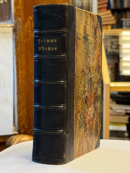<p class="headtitle">Grimms Märchen in sehr früher Ausgabe, erstmalig mit "Hase und Igel".</p><b>Grimm (Brüder), Jakob und Wilhelm.</b><br />Kinder und Hausmärchen. Gesammelt durch die Brüder Grimm. Grosse Ausgabe. – Bild 2