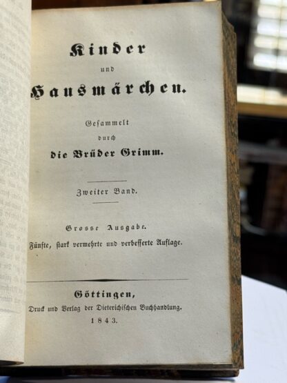<p class="headtitle">Grimms Märchen in sehr früher Ausgabe, erstmalig mit "Hase und Igel".</p><b>Grimm (Brüder), Jakob und Wilhelm.</b><br />Kinder und Hausmärchen. Gesammelt durch die Brüder Grimm. Grosse Ausgabe. – Bild 3