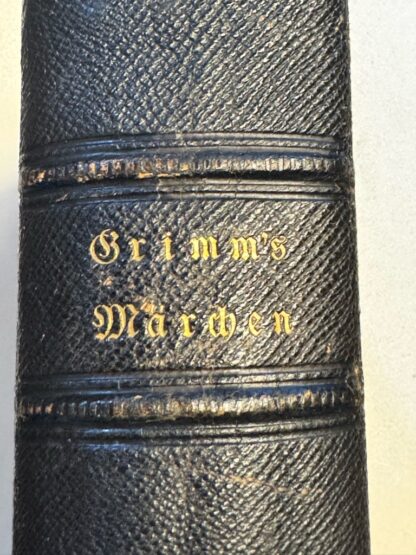 <p class="headtitle">Grimms Märchen in sehr früher Ausgabe, erstmalig mit "Hase und Igel".</p><b>Grimm (Brüder), Jakob und Wilhelm.</b><br />Kinder und Hausmärchen. Gesammelt durch die Brüder Grimm. Grosse Ausgabe. – Bild 5