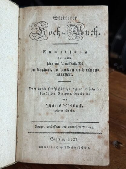 <b>Rosnack, Marie.</b><br />Stettiner Kochbuch. Anweisung auf eine feine und schmackhafte Art zu kochen, zu backen und einzumachen. Nach durch fünfzigjährige eigene Erfahrung bewahrten Recepten bearbeitet.