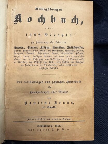 <b>Jonas, Pauline.</b><br />Königsberger Kochbuch oder 1682 Recepte zur Zubereitung aller Arten von Suppen, Saucen, Klößen, Gemüsen, Fleischspeisen, Fischen, Pasteten, Eier-, Milch- Mehlspeisen, Puddings, Salaten, Compotes, Creme`s, Gefrohrenes, Gelees, eingemachte Früchten, Kuchen Torten, sonstogem Backwerk und kalten und warmen Getränken; Von der Besorgung und Aufbewahrung des Wintervorrats, der Bereitung von Obstsaft und Mus, vom Pökeln und Räuchern des Fleisches und vom Wurstmachen, nebst versch. nützlichen Recepten. [Seifekochen, Flecke entfernen]. Ein vollständiges und faßliches Hülfsbuch für Hausfrauen aller Stände.