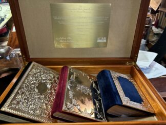 <p class="headtitle">Montserrat Kollektion</p><b>Bening, Simon und Jean Bourdichon.</b><br />MONTSERRAT KOLLEKTION (Montserrat Collection, Triptico de Montserrat, Colección Montserrat): 3 Faksimiles von Stundenbüchern aus der Bibliothek des Benediktinerklosters Montserrat bei Barcelona in Holzkassette: 1. Das kleine Stundenbuch von Montserrat-München (Ms 58). 2. Das große Stundenbuch der Hipólita de Aragón-Sforza (Ms. 66). 3. Das Stundenbuch von Montserrat (Liber Horarum Rothomagensis, Ms.851).