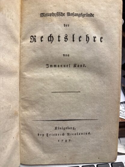 <p class="headtitle">Eine bloß empirische Rechtslehre ist (wie der hölzerne Kopf in Phädrus Fabel) ein Kopf, der schön sein mag, nur schade! dass er kein Gehirn hat. (RL, VI, 230)</p><b>Kant, Immanuel.</b><br />Metaphysische Anfangsgründe der Rechtslehre von Immanuel Kant.