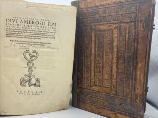 <p class="headtitle">Ambrosius Opera bei Froben</p><b>Ambrosius <Mediolanensis>[Erasmus von Rotterdam, eig. Gerhard Gerhards]: Erasmus Roterodamus, Desiderius und Johann Froben (Drucker).</b><br />[Omnia Quotquot extant Opera] OMNIA QVOTQVOT EXTANT DIVI AMBROSII EPISCOPI MEDIOLANENSIS OPERA CVM PER DES. ERASMVM ROTERODAMVM. TVM per alios eruditos uiros, accurata diuersorum codioum collatione nunc de/ nuo emendata, in quinque digesta ordines. quorum Primus habet mores, Secundus pugnas aduersus haereticos, Tertius orationes, epistolas, & cõciones || ad populum. Quartue & Quintus explanationes uoluminum Veteris & Novi testamenti unà cum Indice rerun copiosissimo.