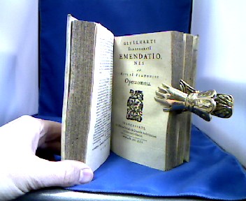 <b>Apuleius <Madaurensis>.</b><br />Apulei Madaurensis Platonici Opera Omnia Quae Exstant. Geverhartus Elemenhorstius ex Mstis & vett. Codd. Recensuit, Librumque Emendationum & Indices absolutissimos adiecit. angebunden: Geverharti Elmenhorsti Emendationes ad Apulei Platonici opera omnia. angebunden: [Iohannis Rutgersii, Erycii Puteani, Iohannis Brantzii Spicilegia in Apuleiumad Geuerhartum Elmenhorstium. – Bild 2