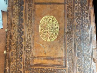 <b>Est [Estius], Willem Hessels van und Petrus Lombardus.</b><br />DNI Guillelmi Estii S. theologiæ doctoris et professoris primarii, et academiæ cancellarii, in quatuor libros sententiarum commentaria : quibus pariter S. Thomæ Summæ theologicæ partes omnes mirifice illustrantur, cum triplice indice. Tomus primus [-4]..