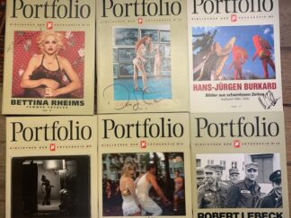 <p class="headtitle">SIGNIERT VON DAVID LACHAPELLE, BETTINA RHEIMS; ROBERT LEBECK, NAN GOLDIN; ANNIE LEIBOVITZ, HANS_JÜRGEN BURCKHARDT 6 Hefte</p><b></b><br />Portfolio. Bibliothek der Fotografie. 6 SIGNIERTE Bände.: