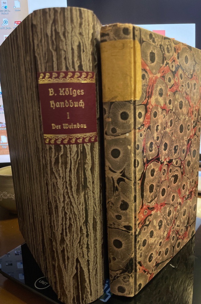 <p class="headtitle">Kölges Weincultur</p><b>Kölges, B(enedikt).</b><br />Vollständiges Handbuch der deutschen Weincultur und Weinausbildung vom Samen der Weinbeere an bis zur Essigsäurebildung des Weines: geordnet zum Selbstunterrichte für angehende Rebpflanzer, wie auch für praktische Weinbauer, Weinbauforscher und Weinerzieher von B. Koelges. – Bild 2