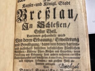 <b>Gomolcke, Daniel und Daniel Gomolcky.</b><br />Des kurtz-gefaßten Inbegriffs der vornehmsten Merckwürdigkeiten in der ... Stadt Bresslau, in Schlesien ... Theil; Erster Theil: Darinnen gehandelt wird Von deren Erbauung, Erweiterung und Bevestigung, dann von deren darinn- und ausserhalb derselben befindlichen Fürstlichen Gestifftern, Klöstern, Pfarr-Kirchen und Cappellen, deren Fundirung und Erbauung, samt andern mehreren curiösen Nachrichten, alles aus bewährten Autoribus, Documenten, und richtigen Urkunden, mit grossem Fleiß zusammengetragen / von Daniel Gomolcky / Wratisl. (Theil II.). Fortgesetzter Inbegriff Der vornehmsten Merckwürdigkeiten Von der Kayser- und Koenigl. Stadt Breßlau in Schlesien; Worinnen dasjenige, was im ersten Theile entweder gar nicht, oder unvollkommen stehet, nachgeholet wird; Des kurtz-gefaßten Inbegriffs der vornehmsten Merckwürdigkeiten in der ... Stadt Bresslau, in Schlesien ... Theil; Des kurtz-gefaßten Inbegriffs der vornehmsten Merckwürdigkeiten Von der ... Stadt Breßlau in Schlesien Dritter Theil; Worinnen von einigen Solennitäten, Ceremonien, Gebräuchen und Gewohnheiten der Stadt Breßlau gehandelt wird : Nebst beygefügten Kupffern (1733); Supplement: Supplement oder Anhang Zu denen bereits heraus gegebenen 3. ersten Theilen Derer Breßlauischen Merckwürdigkeiten, Darinnen dasjenige vollends nachgehet, was noch zur Historie dieser drey Theile gehöret : nebst einem Register über alle drey Theile (1734)
