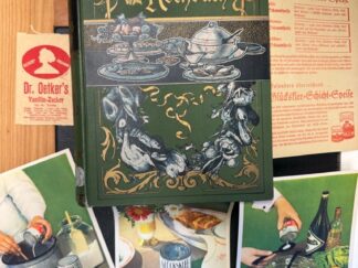 <b>(Ehrhardt, Mathilde).</b><br />Großes Illustriertes Kochbuch für den einfachen bürgerlichen und den feineren Tisch. Zur Bereitung guter, schmackhafter und wohlfeiler Speisen, Getränke und Backwerke, über 2000 erprobte und bewährte Rezepte nebst vielen Original-Rezepten der süssdeutschen, norddeutschen, rheinischen, Thüringer, Hamburger, Wiener, französischen und englischen Küche, der Fasten- und Krankenkost,  sowie wertvolle Mittel, Winke und Ratschläge für praktische Hausfrauen, welche für jeden geordneten Haushalt unentbehrlich ind, insbesondere betreffs des vorteilhaften Einkaufs, Einkochens und Einmachens der Ftrüchte und Gemüse, der Behandlung auf Ausbewahrung von Vorräte ind Speisekammern, Küche und Keller, derReinigung der Koch- und Tischgeräte, der Küchen- und Tischwäsche. Sicherer Ratgeber bei allen Angelegenheiten des täglichen Tisches und der Festtafel beim Tischdecken, Tranchieren, Anrichten, Garnieren und Servieren. Mit vielen Kunstbeilagen und Textbildern, zusammen über 1000 Illustrationen. Zusammengestellt und herausgegeben von praktischen Hausfrauen aus Deutschland, Österreich und der Schweiz.