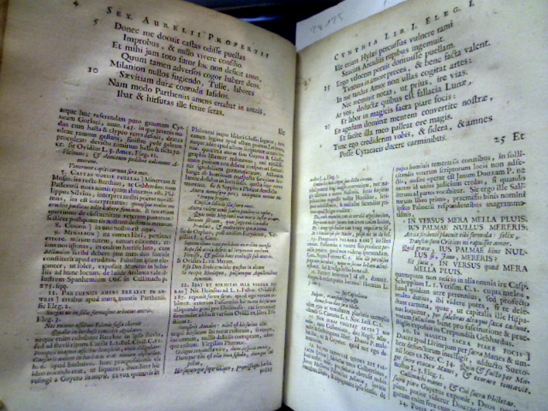 <b>Propertius, Sextus.</b><br />Sex. Aurelii Propertii Elegiarum libri quatuor : ad fidem veterum membranarum sedulo castigati. Accedunt notae, & terni indices; quorum primus omnes voces Propertianas complectitur. – Bild 2