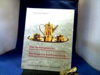 <b>Diedenhofen, Maria.</b><br />Das Messingservice/Het koperen koffieserviesje. Kinderjahre in Kriegszeit am Niederrhein. Deutsch-Holländisch.