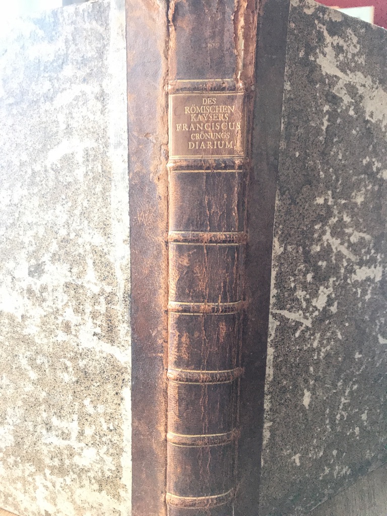 <b>Olenschläger, Johann Daniel von.</b><br />Vollständiges Diarium Von der Höchst-erfreulichen Crönung Des Allerdurchlauchtigsten, Großmächtigsten und Unüberwindlichsten Fürsten und Herrn, Herrn Franciscus, Erwehlten Römischen Kaysers ... : Worin die Ein- und Aufzüge, solenne Visiten, Crönungs-Ceremonien, Ertz-Aemter-Functionen, Kayserliche Banquets, Illuminationen, Huldigungen, Chur-Vereins-Errichtung, und andere öffentliche Handlungen enthalten, Mit ... einer Vorrede, Von dem hohen Adel des alten Elsaßischen Geschlechts, aus welchem die beyde Allerdurchlauchtigste Häuser Lothringen und Oesterreich abstammen. – Bild 3
