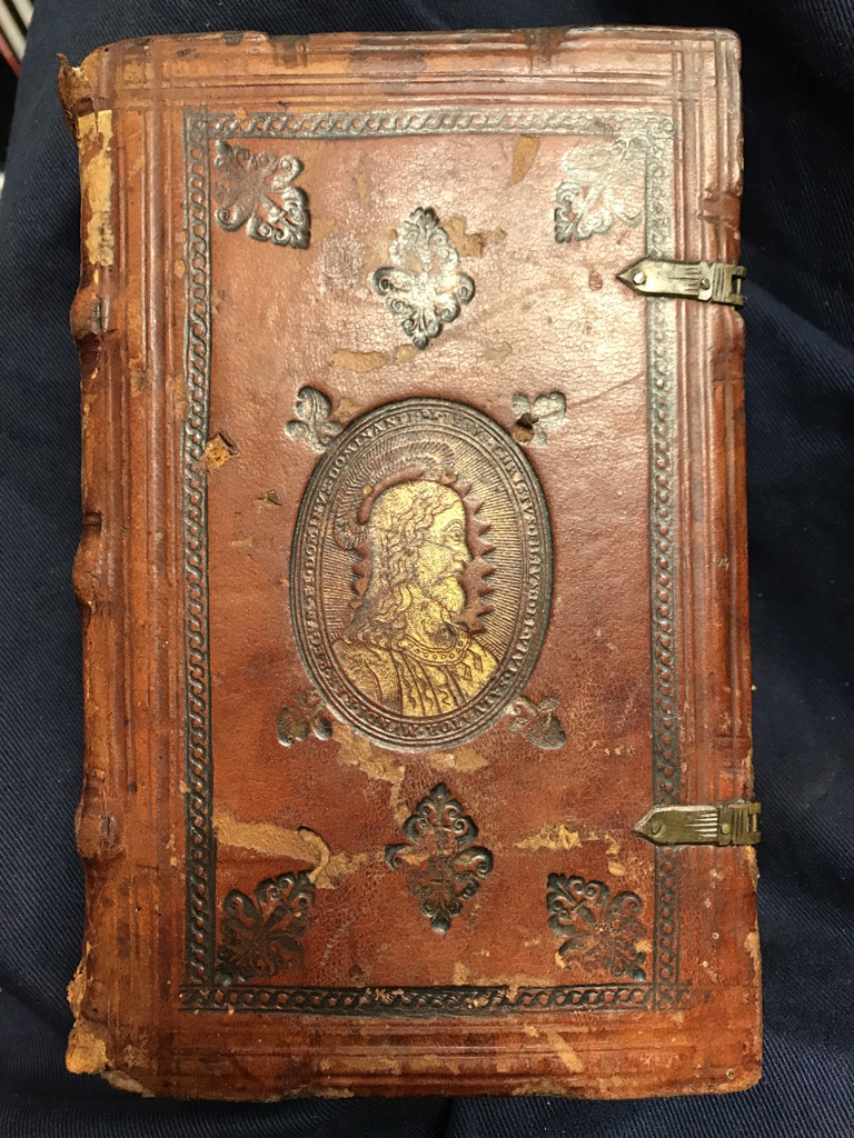 <p class="headtitle">Einband 1560</p><b>Bellarmino, Roberto Francesco Romolo.</b><br />Disputationes Roberti Bellarmini Politiani, Societatis Iesv, De Controversiis Christianae Fidei, Adversvs huius temporis Hæreticos, Tribus Tomis comprehensae