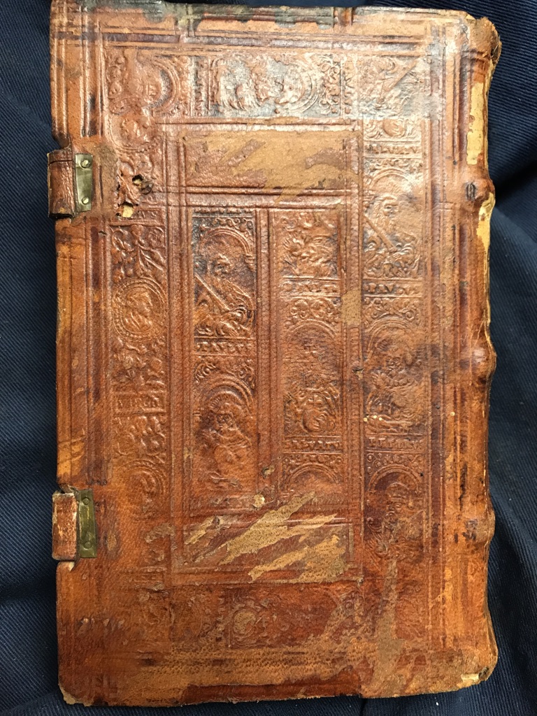 <p class="headtitle">Einband 1560</p><b>Bellarmino, Roberto Francesco Romolo.</b><br />Disputationes Roberti Bellarmini Politiani, Societatis Iesv, De Controversiis Christianae Fidei, Adversvs huius temporis Hæreticos, Tribus Tomis comprehensae – Bild 3