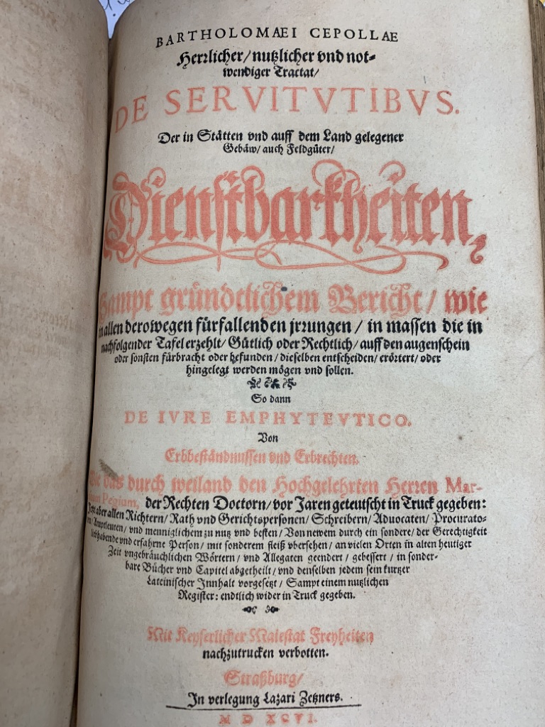 <p class="headtitle">Umfangreicher Juristischer Sammelband - 1596 -</p><b>Pistorius, Modestinus, Bartholomaeus Caepolla und Martin Pegie.</b><br />CONSILIA || SIVE || RESPONSA || Trium Saxoniae Iureconsultorum || celeberrimorum;|| 1. Nobilis & amplissimi D. MODESTINI, D.|| SIMONIS F. PISTORIS Collegij Iuridici || in Academia Lipsiensi quondam Praesidis Ordinarij.|| beigebunden II.: – Bild 2