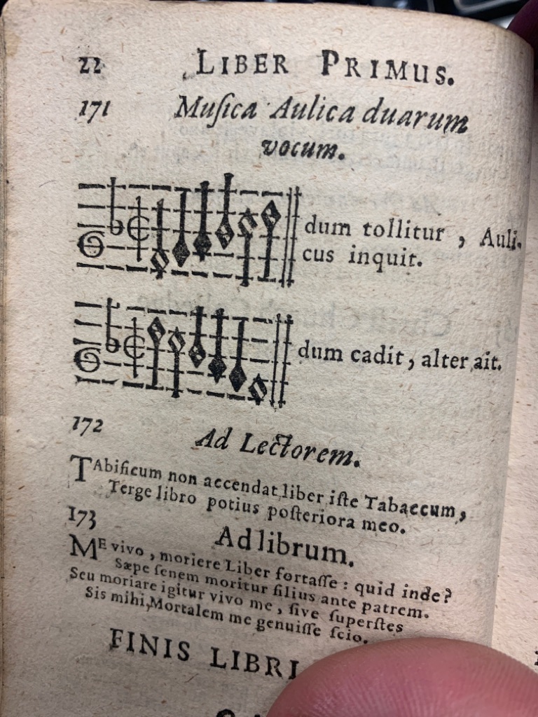 <b>Owen, John und Friedrich Hildebrand.</b><br />Epigrammatum Joan Oweni CambroBrittan Oxoniensis Editio Postrema, correctissima, & posthumis quibusdam adaucta.; ANGEB: Synopsis historiae universalis conscripta Bono Discentium M. Friderico Hildebrando Schol. North. Rectore.