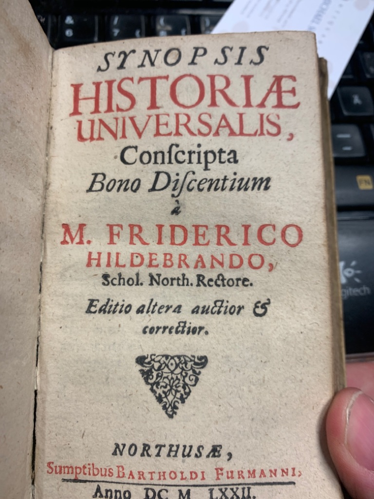 <b>Owen, John und Friedrich Hildebrand.</b><br />Epigrammatum Joan Oweni CambroBrittan Oxoniensis Editio Postrema, correctissima, & posthumis quibusdam adaucta.; ANGEB: Synopsis historiae universalis conscripta Bono Discentium M. Friderico Hildebrando Schol. North. Rectore. – Bild 2