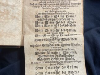 <b>o.A. und Heinrich III. Graf Reuss Burg.</b><br />Confession-Schrifft/ Nach welcher bißhero in den Reußischen Kirchen/ vermöge heiliger Schrifft/ Augspurgischer Confession, und des hocherleuchten theuren Mannes Gottes D. Martini Lutheri Schrifften/ gelehret worden : Anno 1567. zum ersten mahl gedruckt/ und Anno 1599. zum andern mahl Aus wichtigen und erheblichen Ursachen repetiret und publiciret/ neben einer neuen Praefation, und darauf folgenden ausführlichen Bericht/ in welchem aller Verdacht/ darein erwehnte Confession-Schrifft zu Ungebühr hat wollen gezogen werden/ ... abgelehnet ist ...Nunmehro auf ... Befehl Derer ... Herren/ Herrn Heinrichs des Dritten/ anitzt des gantzen Stam[m]s ältisten/ Herrn Heinrichs des Achten/ Herrn Heinrichs des Zehenden/ und Herrn Heinrichs des Eilfften/ der Jüngern Linie.