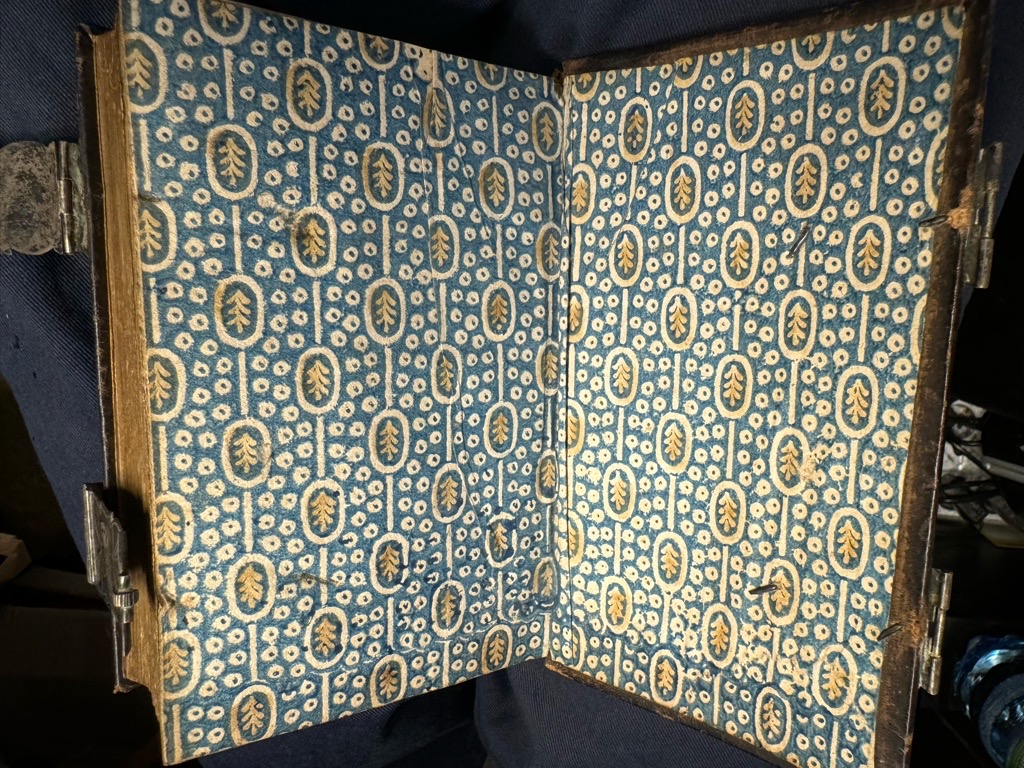 <b></b><br />Allgemeines Gesangbuch: auf Königlichen Allergnädigsten Befehl zum öffentlichen und häuslichen Gebrauche in den Gemeinden des Herzogthums Schleswig, des Herzogthums Hollstein, der Herrschaft Pinneberg, der Stadt Altona, und der Grafschaft Ranzau. ANGEB. Die Collecten, Episteln und Evangelia auf alle Sonn- und Fest- Tae durch das ganze Jahr. Nebst beigefügter Historie vom Leiden und Sterben Jesu Christi, wie auch die Beschreibung der Zerstörung der Stadt ßJerusalem. – Bild 3
