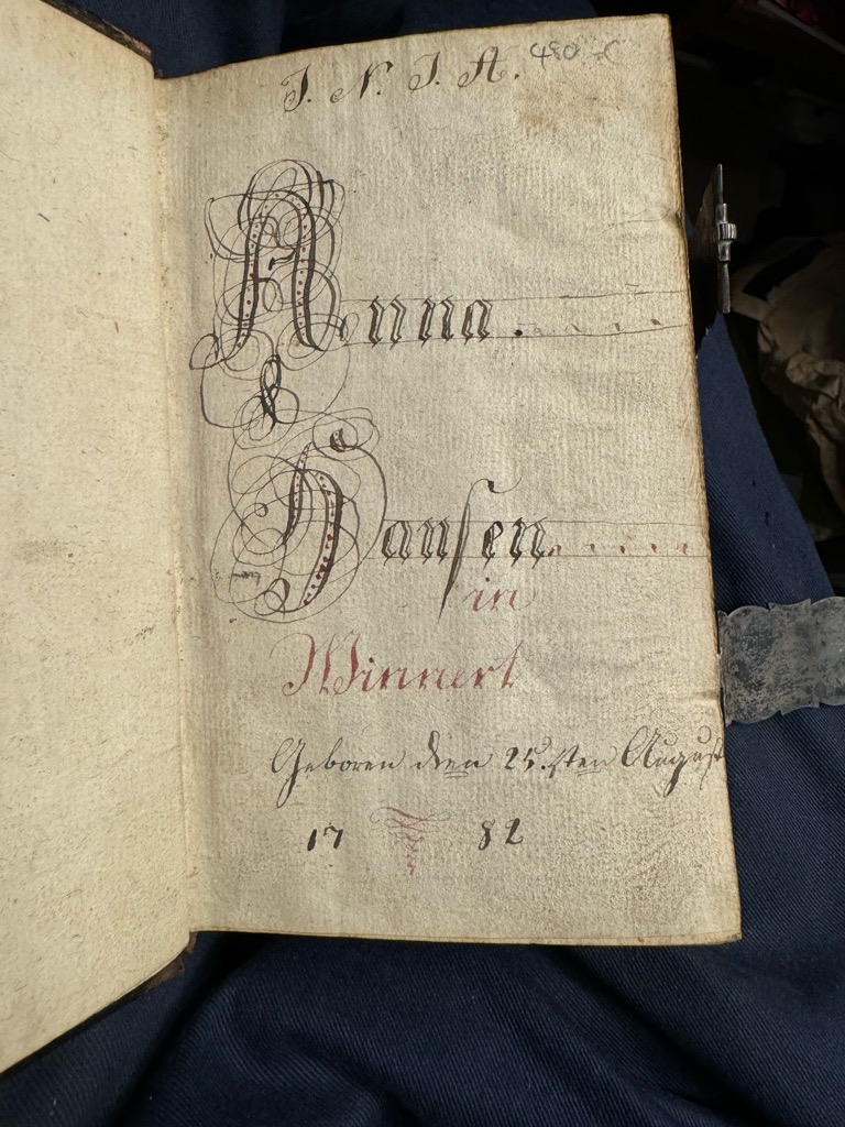 <b></b><br />Allgemeines Gesangbuch: auf Königlichen Allergnädigsten Befehl zum öffentlichen und häuslichen Gebrauche in den Gemeinden des Herzogthums Schleswig, des Herzogthums Hollstein, der Herrschaft Pinneberg, der Stadt Altona, und der Grafschaft Ranzau. ANGEB. Die Collecten, Episteln und Evangelia auf alle Sonn- und Fest- Tae durch das ganze Jahr. Nebst beigefügter Historie vom Leiden und Sterben Jesu Christi, wie auch die Beschreibung der Zerstörung der Stadt ßJerusalem. – Bild 4