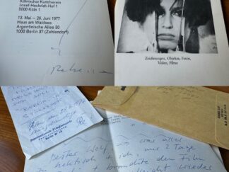 <b>Horn, Rebecca und Wolf Donner.</b><br />Horn, Rebecca. Zeichnungen / Objekte / Video / Filme. 117 S. Mit zahlreichen Abb. 20,5 x 15 cm.  Illustr. OKart. Berlin, Haus am Waldsee, 1977. --Ausstellungskatalog. Titel mit Widmung von Rebecca Horn a den Filmkritiker und Leiter der Berlinale Wolf Donner (1939-1994). - Wohlerhalten. - Dabei: Eigenhändiger Brief von Rebecca Horn an Wolf Donner mit adressiertem Briefumschlag.